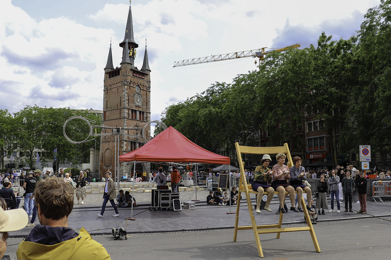 Een drukke Grote Markt tijdens Sinksen met mensen die genieten van de festiviteiten